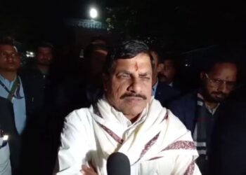 रैन बसेरे में ठहरे हुए मरीज, उनके परिजन व नागरिकों से मिलकर उनका हालचाल जाना।  हम सबकी जवाबदारी है कि रैन बसेरा में ठहरे लोगों को किसी तरह की दिक्कत न हो, इसके लिए आवश्यक निर्देश दिए हैं: CM