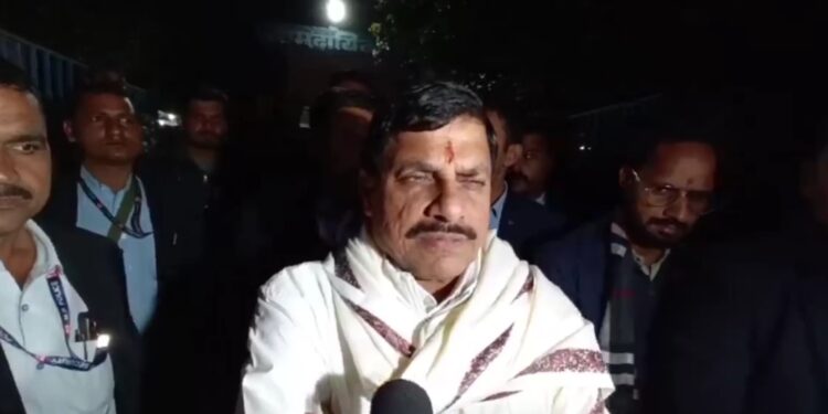 रैन बसेरे में ठहरे हुए मरीज, उनके परिजन व नागरिकों से मिलकर उनका हालचाल जाना।  हम सबकी जवाबदारी है कि रैन बसेरा में ठहरे लोगों को किसी तरह की दिक्कत न हो, इसके लिए आवश्यक निर्देश दिए हैं: CM