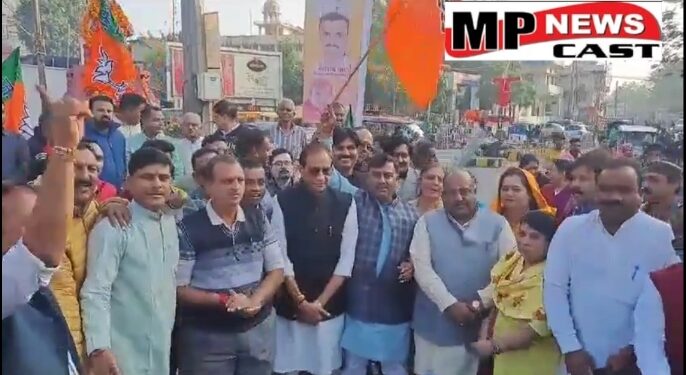 जबलपुर मंत्रिमंडल में विधायक राकेश सिंह और प्रहलाद पटेल के शामिल होने पर  मालवीय चौक पर हुई आतिशबाजी, देखिऐ VIDEO