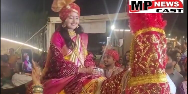 घोड़ी पर सवार होकर दूल्हे के घर बारात लेकर पहुंची दुल्हन, गाजे-बाजे के साथ की धमाकेदार एंट्री