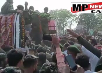 सागर जम्मू कश्मीर में  शहीद हुआ एमपी का लाल, तिरंगे में लिपटकर अपने पैतृक गांव आया देखिऐ VIDEO
