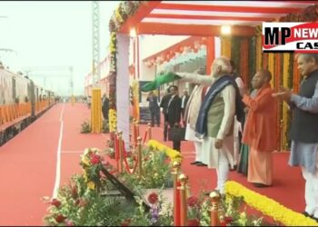 प्रधानमंत्री नरेंद्र मोदी ने दो नई अमृत भारत ट्रेन और छ: नई वंदे भारत ट्रेनों को हरी झंडी दिखाकर रवाना किया।