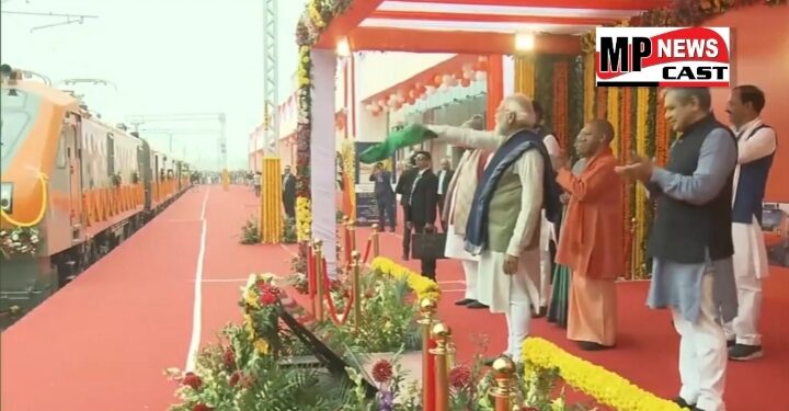 प्रधानमंत्री नरेंद्र मोदी ने दो नई अमृत भारत ट्रेन और छ: नई वंदे भारत ट्रेनों को हरी झंडी दिखाकर रवाना किया।