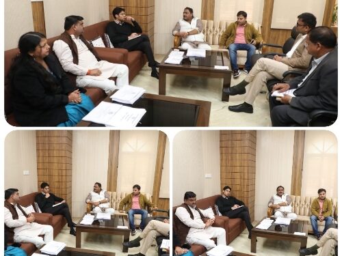 *जनप्रतिनिधियों एवं अधिकारियों की बैठक संपन्न*  *योजनाओं के गुणवत्तापूर्ण क्रियान्वयन और समावेशी विकास पर हुई सारगर्भित चर्चा,जनप्रतिनिधियों ने दिए कई सुझाव*
