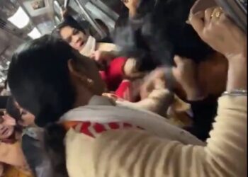 दो महिलाएं आपस में भिड़ीं, खींचे एक-दूसरे के बाल और मारे।थप्पड़, जमकर हुआ बवाल, देखें वायरल VIDEO
