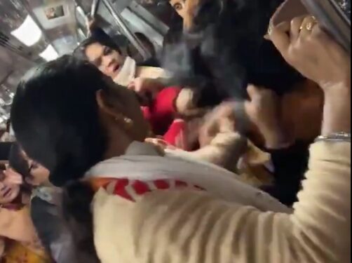 दो महिलाएं आपस में भिड़ीं, खींचे एक-दूसरे के बाल और मारे।थप्पड़, जमकर हुआ बवाल, देखें वायरल VIDEO