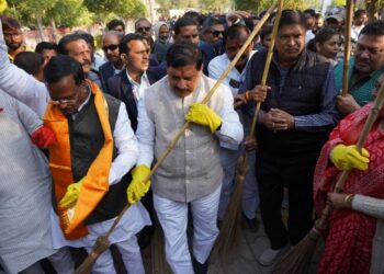 मुख्यमंत्री डॉ. मोहन यादव ने उज्जैन के अटल अनुभूति उद्यान में आयोजित स्वच्छता श्रमदान कार्यक्रम में
