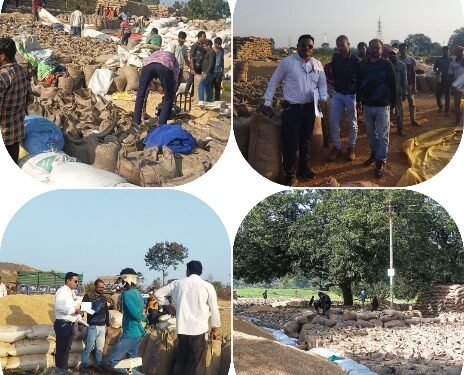 उपार्जन केंद्रों में लगा धान की उपज का अम्बार परिवहन न होने से धान की खरीदी हो रही प्रभावित, किसान और केंद्र प्रभारी परेशान ढीमरखेड़ा तहसील के सभी केंद्रों में नहीं हो पा रहा उठाव,बंद करनी पड़ रही है खरीदी