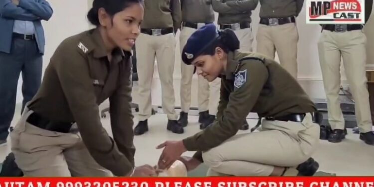पुलिस आपकी सुरक्षा में सदैव तत्पर रक्षित निरीक्षक श्रीमती पूर्णिमा मिश्रा द्वारा आयोजित सीपीआर प्रशिक्षण VIDEO