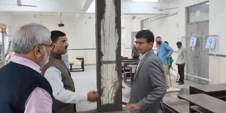 कलेक्टर एवं जिला निर्वाचन अधिकारी श्री नीरज कुमार सिंह ने मतगणना स्थल पर तैयारियों का जायजा लिया। देखे VIDEO