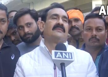 ग्वालियर: मध्य प्रदेश के गृह मंत्री नरोत्तम मिश्रा ने कहा, “यह लोकतंत्र का महापर्व है और इस पर्व में जनता ने भागीदारी भी बढ़-चढ़ कर ली…मतदान ज्यादा हुआ है…भाजपा की सरकार बनने जा रही है…125-150 सीटें जीतेंगे।” VIDEO