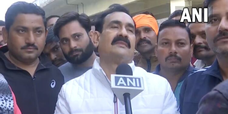 ग्वालियर: मध्य प्रदेश के गृह मंत्री नरोत्तम मिश्रा ने कहा, “यह लोकतंत्र का महापर्व है और इस पर्व में जनता ने भागीदारी भी बढ़-चढ़ कर ली…मतदान ज्यादा हुआ है…भाजपा की सरकार बनने जा रही है…125-150 सीटें जीतेंगे।” VIDEO