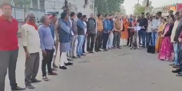 भाजपा कार्यकर्ताओं और पदाधिकारियों ने निकाला विरोध मार्च, जलाया पुतला
