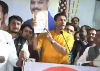 बीजेपी सरकार ने अपने घोषणा पत्र के वायदे पूरे नहीं किये तो जल्दी ही सड़कों पर उतरेगी कांग्रेस लाडली बहनों को तीन हज़ार रुपये मिलना चाहिये, किसानों को सत्ताईस सौ रुपये गेन्हू के मिलना चाहिये, गैस सिलेंडर 450 रुपये का मिलना चाहिये देखिऐ VIDEO क्या बोले जीतू पटवारी