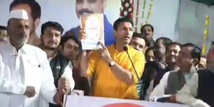 बीजेपी सरकार ने अपने घोषणा पत्र के वायदे पूरे नहीं किये तो जल्दी ही सड़कों पर उतरेगी कांग्रेस लाडली बहनों को तीन हज़ार रुपये मिलना चाहिये, किसानों को सत्ताईस सौ रुपये गेन्हू के मिलना चाहिये, गैस सिलेंडर 450 रुपये का मिलना चाहिये देखिऐ VIDEO क्या बोले जीतू पटवारी