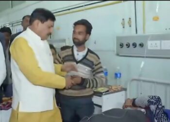 शासकीय जिला चिकित्सालय, गुना मे बस हादसे के घायलों का कुशलक्षेम जानते हुए मुख्यमंत्री डॉ. मोहन यादव