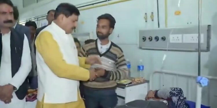 शासकीय जिला चिकित्सालय, गुना मे बस हादसे के घायलों का कुशलक्षेम जानते हुए मुख्यमंत्री डॉ. मोहन यादव