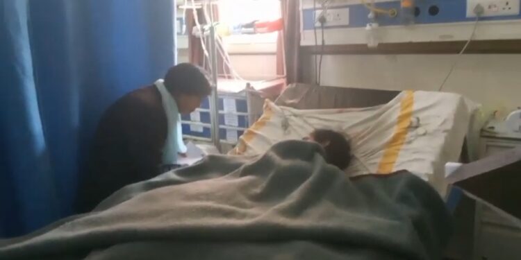 चाचा की छेड़खानी से तंग आकर छात्रा ने खाया जहरीला पदार्थ VIDEO