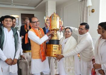 मुख्यमंत्री श्री चौहान को ब्रह्मकुमारियों ने भेंट की ट्रॉफी विधानसभा चुनाव में सफलता के लिए जनप्रतिनिधियों, समाजसेवियों और सामाजिक संगठनों में भी दी शुभकामनाएं