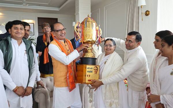मुख्यमंत्री श्री चौहान को ब्रह्मकुमारियों ने भेंट की ट्रॉफी विधानसभा चुनाव में सफलता के लिए जनप्रतिनिधियों, समाजसेवियों और सामाजिक संगठनों में भी दी शुभकामनाएं