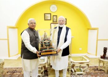 प्रधानमंत्री श्री मोदी का राज्यपाल श्री पटेल ने राजभवन में किया स्वागत