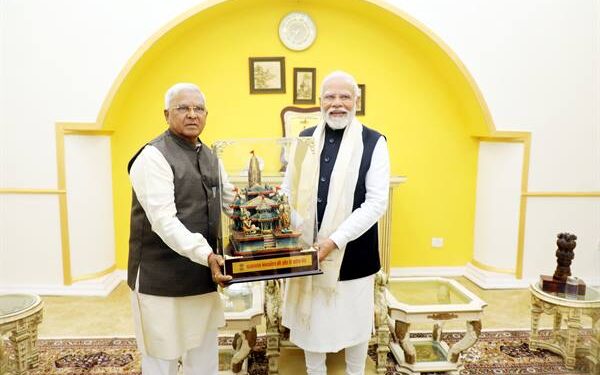 प्रधानमंत्री श्री मोदी का राज्यपाल श्री पटेल ने राजभवन में किया स्वागत