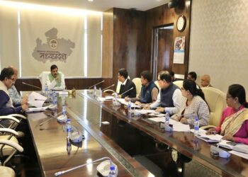 पटवारी अपने मुख्यालय ग्राम पंचायत में रात्रि विश्राम करें। जहां आवश्यक हो, पुलिस बल का सहयोग लेकर नागरिकों की राजस्व दिक्कतें हल करें।