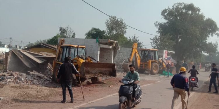 आईएचएसडीपी योजना की भूमि पर अवैध अतिक्रमण के खिलाफ ताबडतोड कार्यवाही अतिक्रमणकारियों ने निगम योजना की भूमि पर 6 दुकानों का किया निर्माण, निगम ने बुल्डोजर चलाकर खाली करायी भूमि