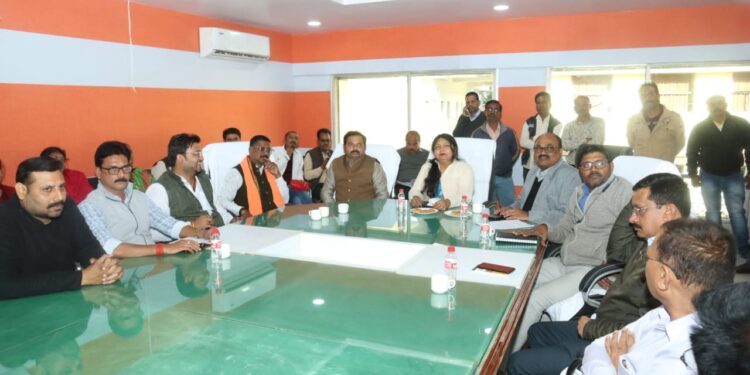 शहर – विकास के लिए सडक चौड़ीकरण जरूरी- महापौर जगन्नाथ चौक से घंटाघर मार्ग निर्माण के लिए भू-स्वामियों की बैठक आयोजित सडक चौड़ीकरण के लिए भू-स्वामियां ने मांगा मुआवजा, आयुक्त ने शासन को प्रस्ताव भेजने दिया आश्वासन