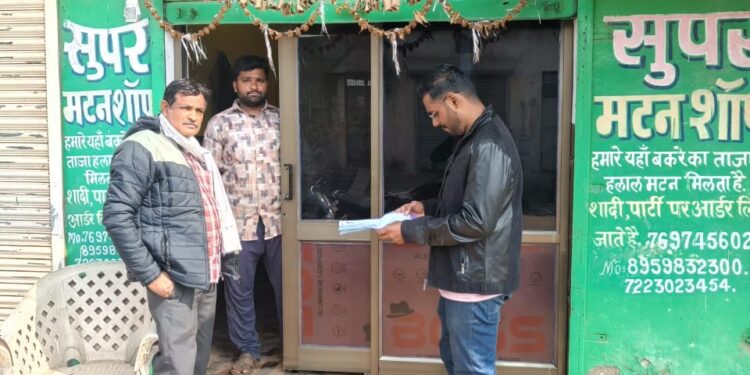 खुले में मांस मछली विक्रय करने पर निगम ने की कार्यवाही  रफी अहमद किदवई वार्ड से 04 दुकानदारों की दुकान बंद करने की कार्यवाही