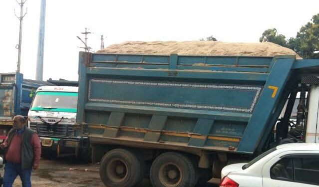 रेत के अवैध परिवहन पर लगाया भारी अर्थ दन्ड कलेक्टर ने