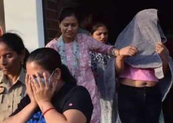 गेस्ट हाउस में हाईटेक सेक्स रैकेट का खुलासा, 5 युवतियां गिरफ्तार; होटल सहि‍त होम सर्विस के लि‍ए फि‍क्‍स रेट लि‍स्‍ट भी एडवांस