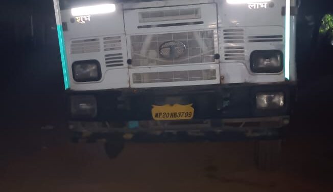 धान के अवैध परिवहन पर वसूला गया 34 हजार 591 रूपये का दांण्डिक मंडी शुल्क  कलेक्टर के निर्देश पर कार्यवाही के दौरान मिली बडी सफलता  ट्रक वाहन में 245 क्विटल धान का हो रहा था अवैध परिवहन