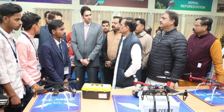 सांसद शर्मा ने ड्रोन प्रशिक्षण के माध्यम से युवाओं के हौसलों को उड़ान देने की जिला प्रशासन की पहल को सराहा उत्साह और रोमांच के माहौल मे हुआ ड्रोन प्रशिक्षण के द्वितीय चरण का शुभारंभ सांसद ने उड़ाया फायर फाईटर ड्रोन