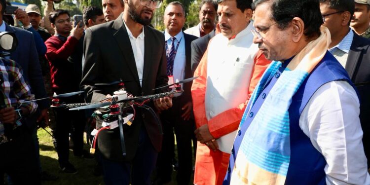 कटनी के ड्रोन प्रशिक्षण स्टॉल की भोपाल में रही धूम  मुख्यमंत्री डॉ यादव और केन्द्रीय कोयला एवं खान मंत्री ने कटनी के नवाचार प्रोजेक्ट पंख के प्रति दिखाई दिलचस्पी  ड्रोन के स्टॉल में , रूककर ड्रोन तकनीक के संबंध मे ली जानकारी
