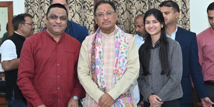 मुख्यमंत्री श्री विष्णुदेव साय से कार्टूनिस्ट श्री  शर्मा ने की सौजन्य मुलाकात