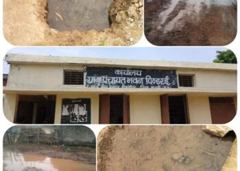 पानी को तरसते ग्रामीण,और गालियों में कीचड़।