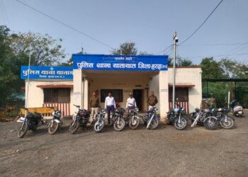 हरदा यातायात पुलिस द्वारा मॉडिफाई की गई बुलेट पर की गई कार्रवाई