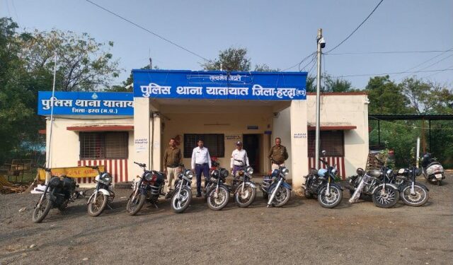 हरदा यातायात पुलिस द्वारा मॉडिफाई की गई बुलेट पर की गई कार्रवाई