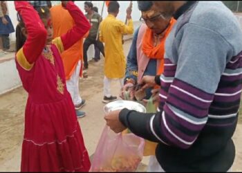 अक्षत कलश यात्रा को लेकर ग्राम सूरजपुरा धाम में बैंड बाजों और रामधुन के साथ निकाली गई शोभा यात्रा