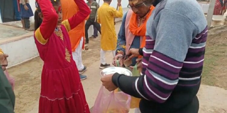 अक्षत कलश यात्रा को लेकर ग्राम सूरजपुरा धाम में बैंड बाजों और रामधुन के साथ निकाली गई शोभा यात्रा