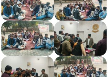 कलेक्ट्रेट परिसर पहुंचे कांग्रेसियों ने मौजूदा सरकार की नीतियों के खिलाफ विरोध प्रदर्शन कर राज्यपाल संबोधित जिलाधिकारी को ज्ञापन सौपा ।