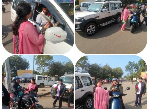आरटीओ निशा चौहान ने फूल देकर सिखाया यातायात नियमों का पाठ,आरटीओ विभाग की टीम ने सीट बेल्ट और हेलमेट के लिए किया जागरूक