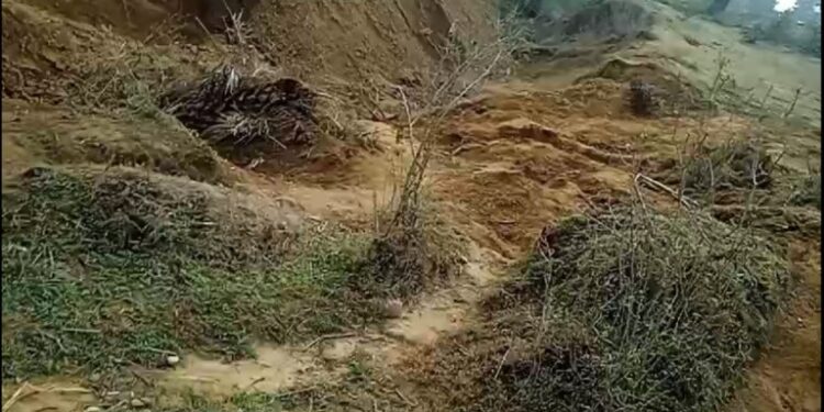 अधिकारियों की शाह पर मनरेगा कार्य में जेसीबी मशीन धड़ल्ले से उपयोग* *आखिर कब तक मजदूरों का रोजगार खत्म करते रहेंगे*