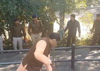 राम मंदिर के साथ साथ अब मंदिरों में सफ़ाई अभियान भी आरंभ, मुख्यमंत्री डा• मोहन यादव ने अपने शहर उज्जैन के राम मंदिर में झाड़ू लगाकर मंदिर स्वच्छता अभियान शुरू किया