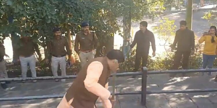 राम मंदिर के साथ साथ अब मंदिरों में सफ़ाई अभियान भी आरंभ, मुख्यमंत्री डा• मोहन यादव ने अपने शहर उज्जैन के राम मंदिर में झाड़ू लगाकर मंदिर स्वच्छता अभियान शुरू किया