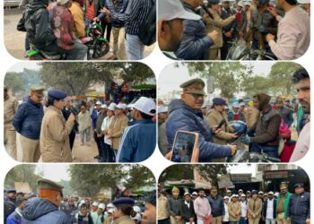 यातायात पुलिस द्वारा ट्रैफिक वॉलिंटियर्स को साथ लेकर चलाया गया राष्ट्रीय सड़क सुरक्षा जागरूकता अभियान।* *क्षेत्राधिकारी यातायात द्वारा हेलमेट वितरण किया गया।*