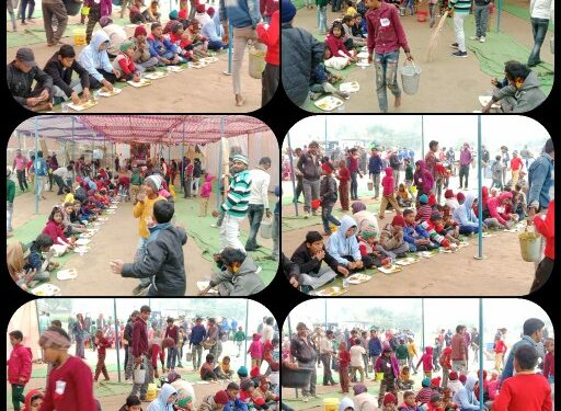 भागवत भंडारे में प्रसाद ग्रहण करने उमड़ी भक्तों की भीड़