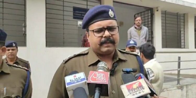 *हिट एंड रन एएसआई की मौत*  *चेक पोस्ट पर बोलेरो चालक ने एएसआई को रौंदा जिला अस्पताल में एएसआई की मौत*  *पेट्रोल पंप से डीजल भरवाकर भागा था बोलरो चालक*