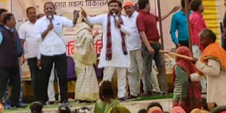 *संकल्प यात्रा कार्यक्रम में हुआ विवाद आपस में भिड़े भाजपा और कांग्रेस कार्यकर्ता* देखे VIDEO